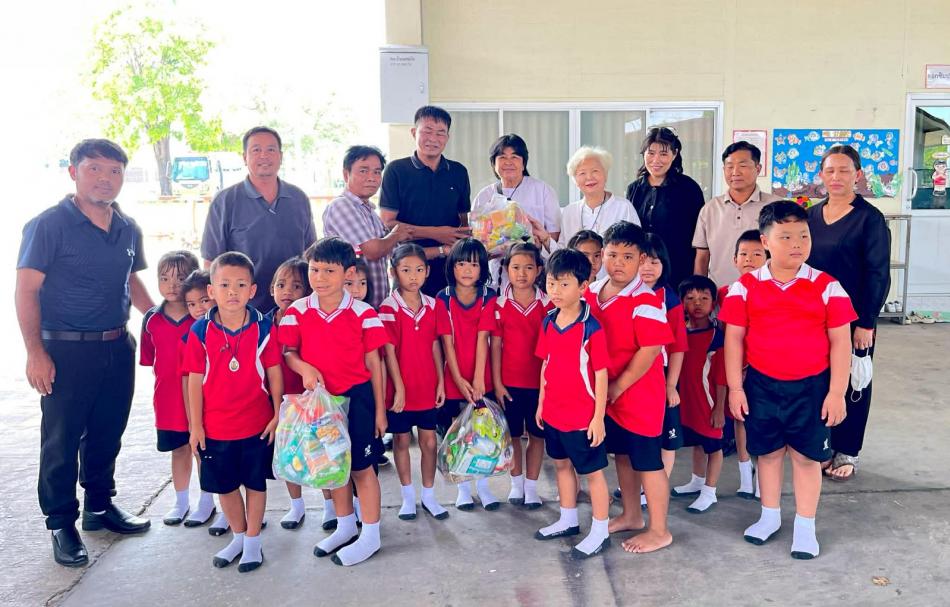 วันพุธ ที่ 25 มีนาคม 2569 วัดตรีวิสุทธิธรรม (หลวงพ่อไก่) ได้นำเครื่องอุปโภคบริโภค (ขนม นม) มอบให้แก่ เด็กนักเรียน ศูนย์พัฒนาเด็กเล็กบ้านหนองสลัดได องค์การบริหารส่วนตำบลสระกระโจม   โดยมีนายสมชาย มังคุด นายกองค์การบริหารส่วนตำบลสระกระโจม พร้อมด้วย นายวิชัย เอี่ยมเมือง รองนายกองค์การบริหารส่วนตำบลสระกระโจม และ นางชาคิณี วจนะเสถียร ผู้อำนวยการกองคลัง รักษาราชการแทน ผู้อำนวยการกองการศึกษา ศาสนา และวัฒนธรรม รับมอบ เครื่องอุปโภคบริโภค ซึ่งทางองค์การบริหารส่วนตำบลสระกระโจม ต้องขอกราบขอบพระคุณ ตัวแทน หลวงพ่อไก่ และหลวงพ่อไก่ เป็นอย่างยิ่ง