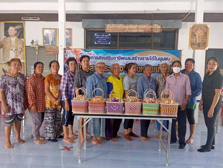 โครงการส่งเสริมอาชีพและสร้างรายได้ในชุมชน (การสานกระเป๋าจากเส้นหวายเทียม) ประจำปีงบประมาณ พ.ศ.2568